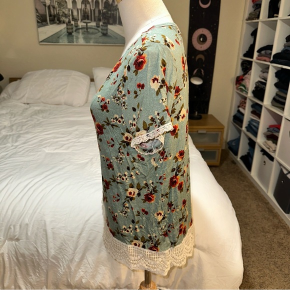 Rewind | Lace Trim Short Sleeve Crewneck Floral Rose Print Blouse - Picture 2 of 11